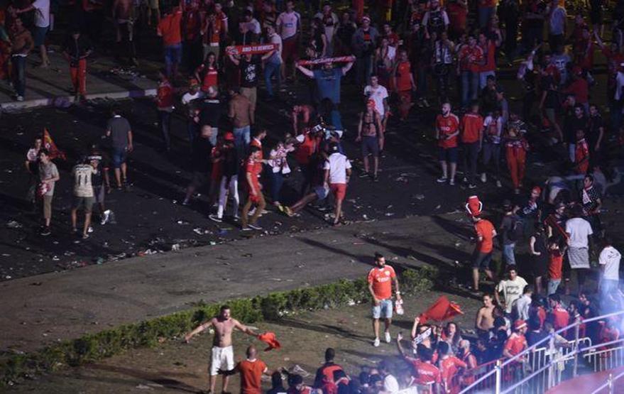 Benfica taraftarı ile polis birbirine girdi