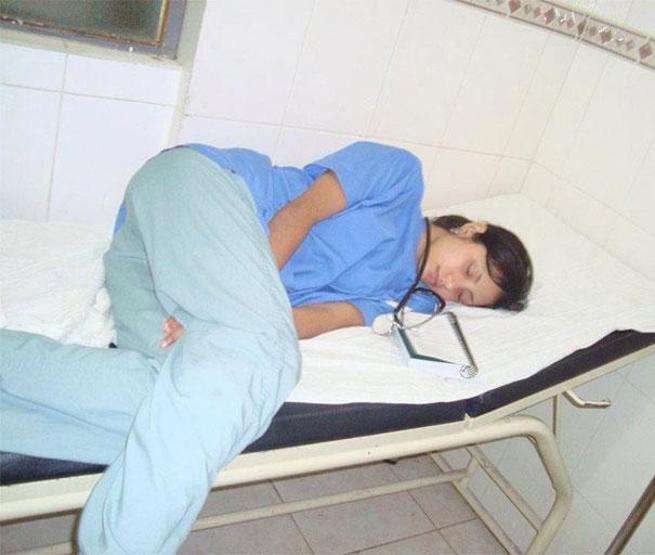 Uyuyakalan doktorlar... Kendilerini ihbar ediyorlar çünkü...