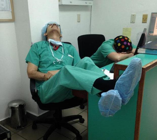 Uyuyakalan doktorlar... Kendilerini ihbar ediyorlar çünkü...