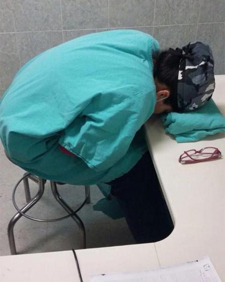Uyuyakalan doktorlar... Kendilerini ihbar ediyorlar çünkü...