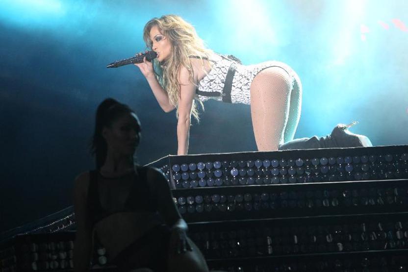 Jennifer, Fasa açık geldi