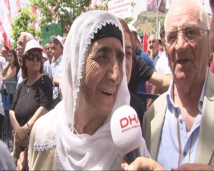Kılıçdaroğlu halasının elini öptü, duasını istedi
