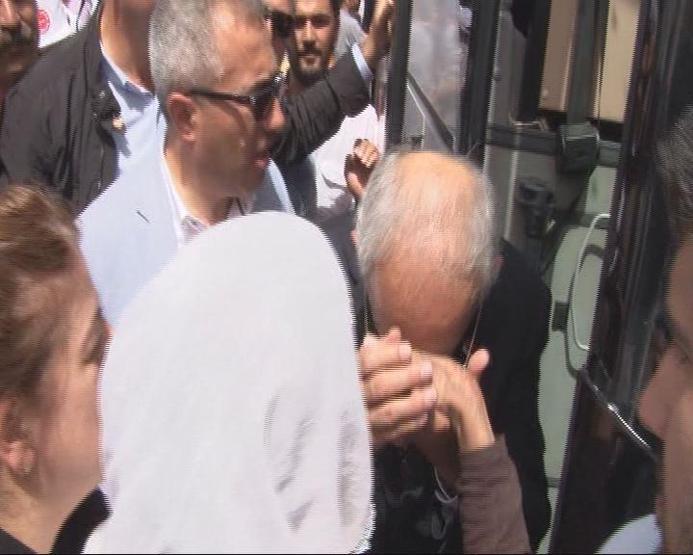 Kılıçdaroğlu halasının elini öptü, duasını istedi
