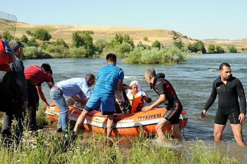 Baraj kapakları açılınca nehrin ortasında mahsur kaldılar