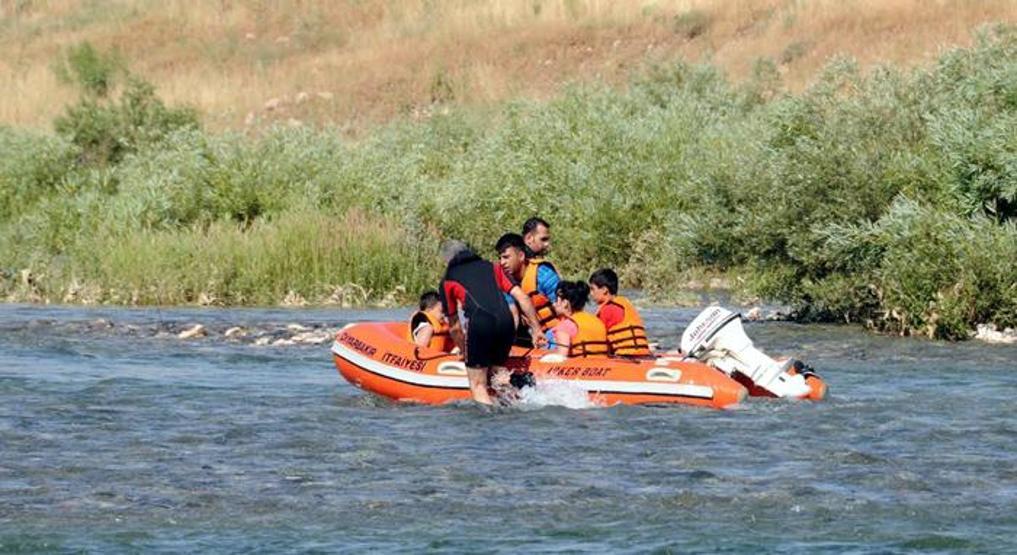 Baraj kapakları açılınca nehrin ortasında mahsur kaldılar