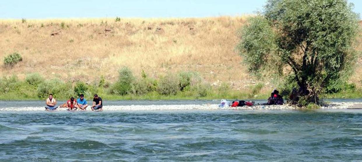 Baraj kapakları açılınca nehrin ortasında mahsur kaldılar