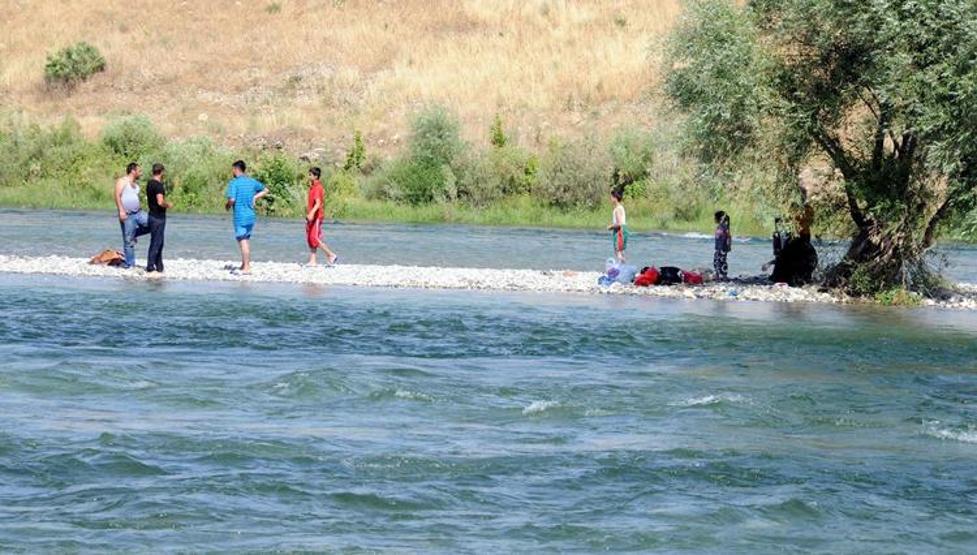 Baraj kapakları açılınca nehrin ortasında mahsur kaldılar