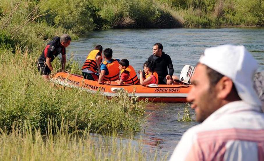 Baraj kapakları açılınca nehrin ortasında mahsur kaldılar