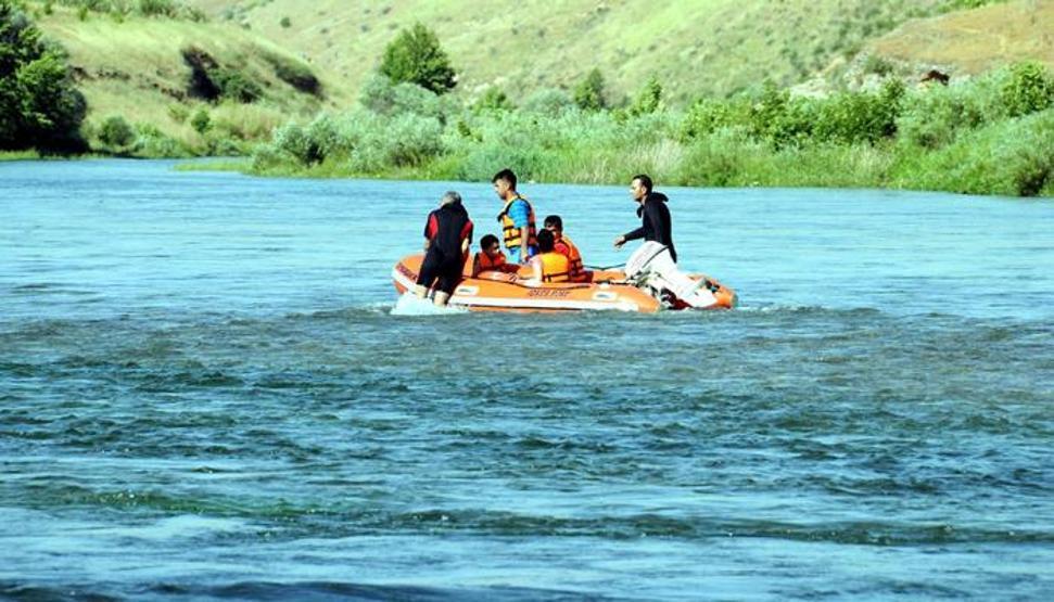 Baraj kapakları açılınca nehrin ortasında mahsur kaldılar
