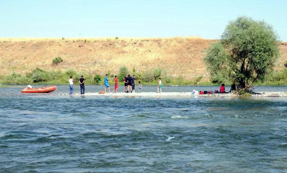 Baraj kapakları açılınca nehrin ortasında mahsur kaldılar