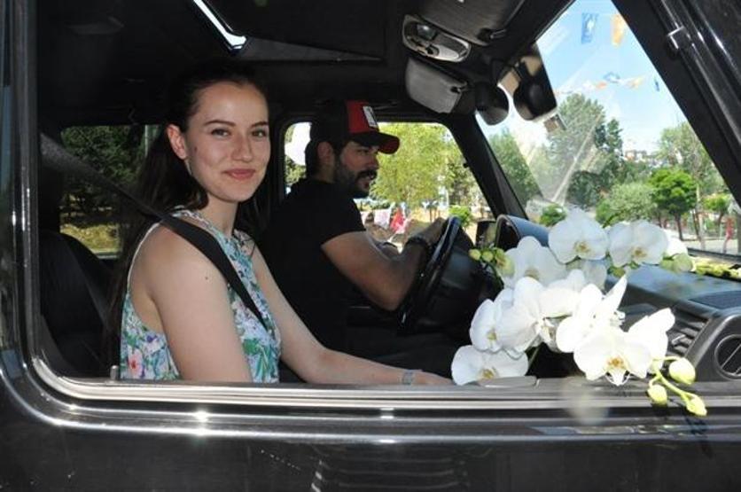 Burak Özçivit, sevgilisi Fahriye Evcen’e doğum günü sürprizi