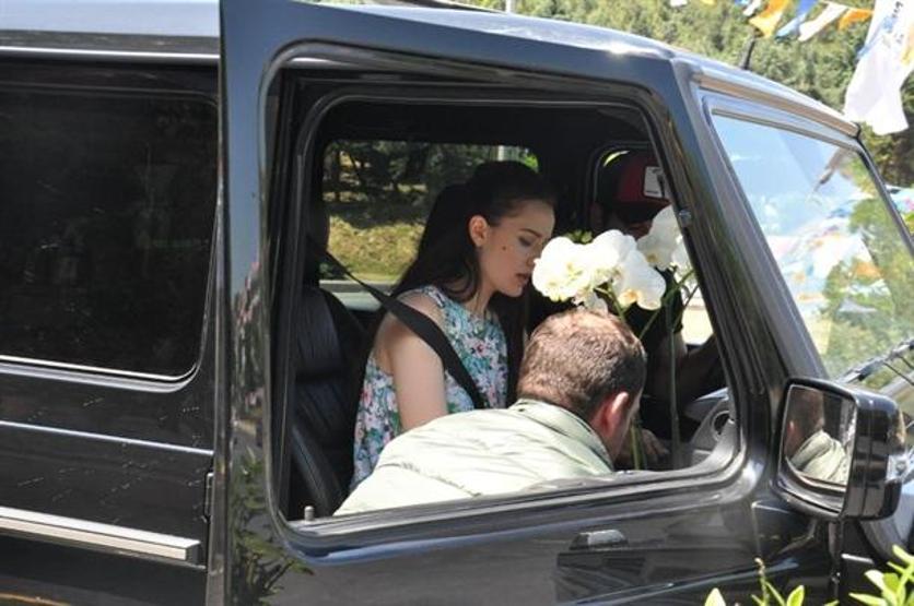 Burak Özçivit, sevgilisi Fahriye Evcen’e doğum günü sürprizi