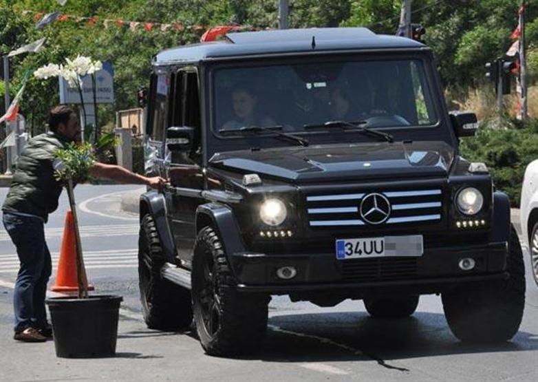 Burak Özçivit, sevgilisi Fahriye Evcen’e doğum günü sürprizi