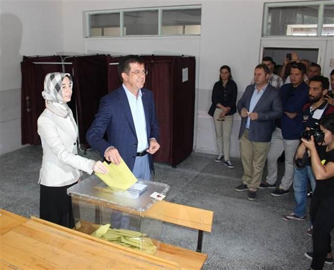 Siyasi liderler oylarını kullandı