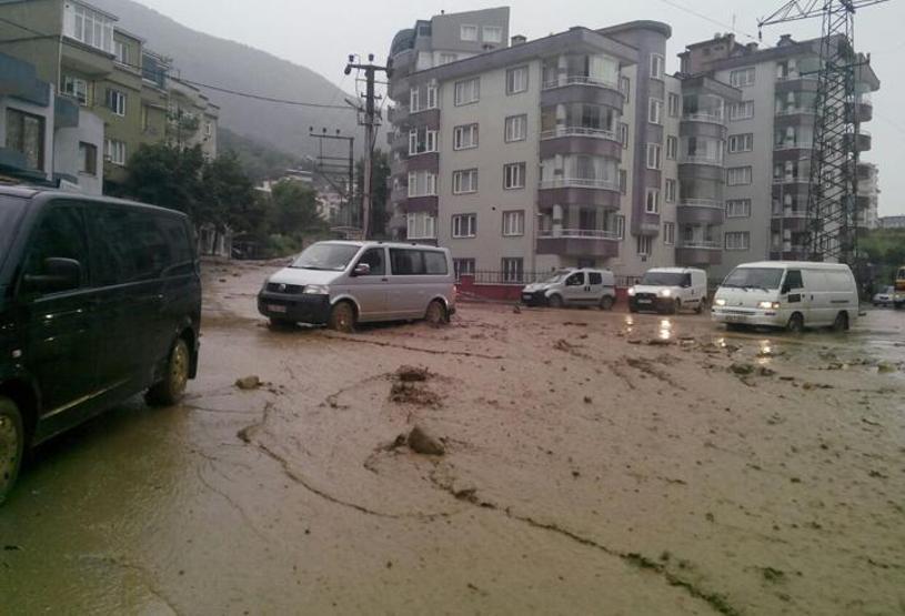 Bursada sağanak yağış... Seçim görevlileri mahsur kaldı