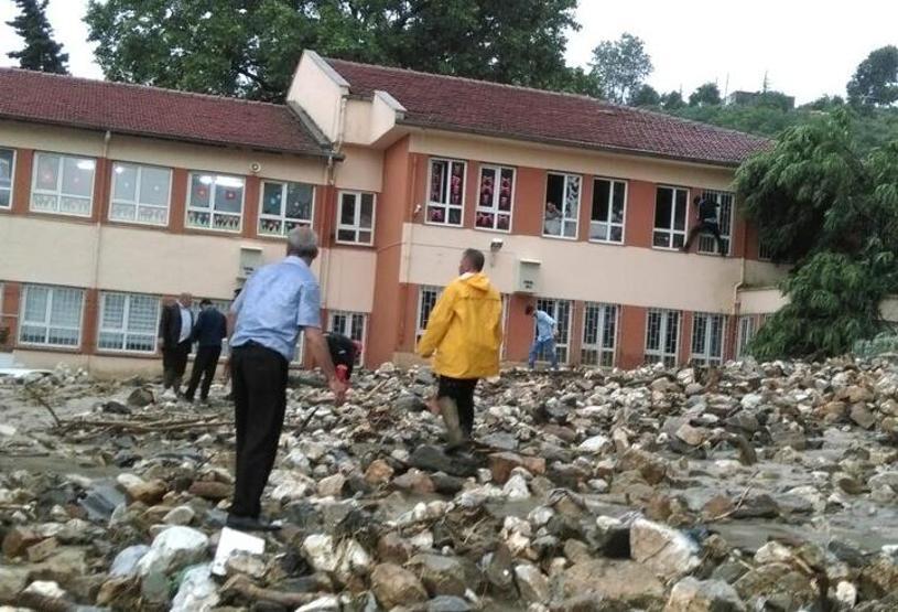 Bursada sağanak yağış... Seçim görevlileri mahsur kaldı