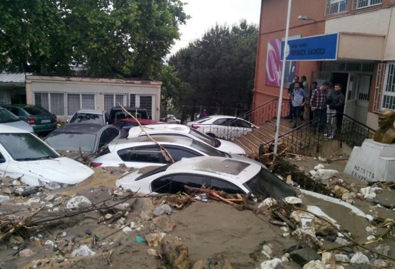 Bursada sağanak yağış... Seçim görevlileri mahsur kaldı