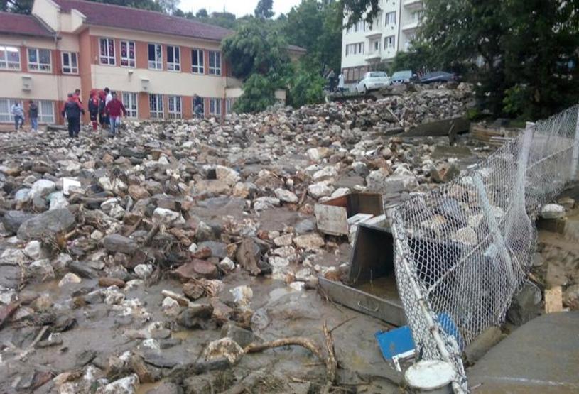 Bursada sağanak yağış... Seçim görevlileri mahsur kaldı