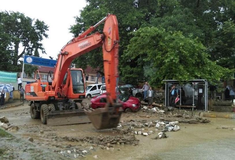 Bursada sağanak yağış... Seçim görevlileri mahsur kaldı