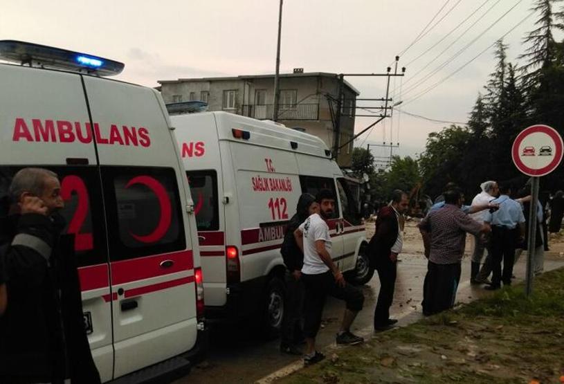 Bursada sağanak yağış... Seçim görevlileri mahsur kaldı
