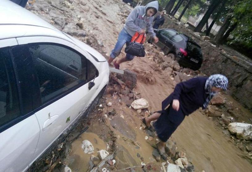 Bursada sağanak yağış... Seçim görevlileri mahsur kaldı