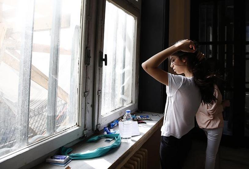 Öğrenciler içeride, veliler dışarıda terledi