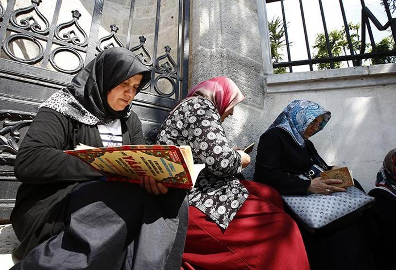 Öğrenciler içeride, veliler dışarıda terledi