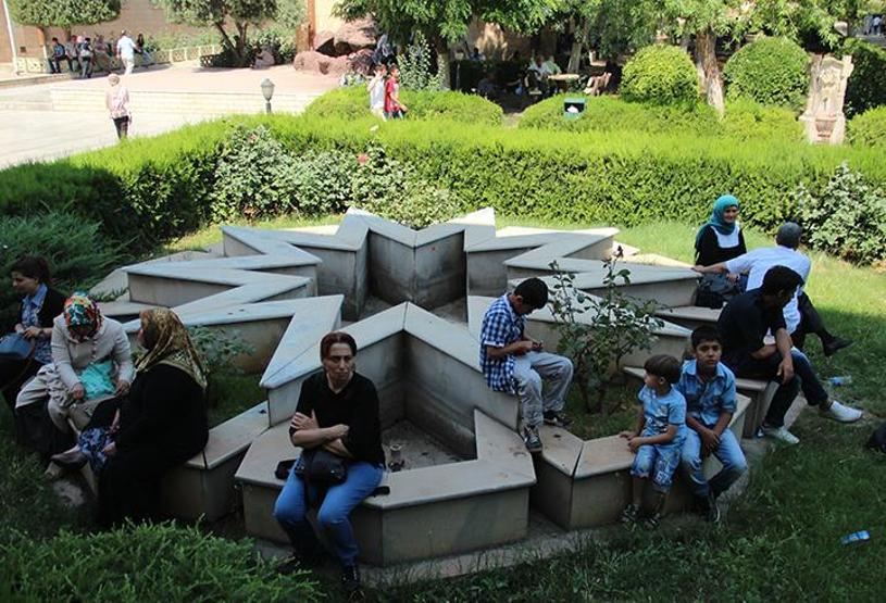 Öğrenciler içeride, veliler dışarıda terledi