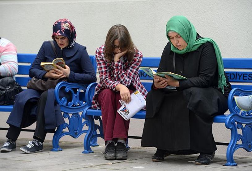 Öğrenciler içeride, veliler dışarıda terledi