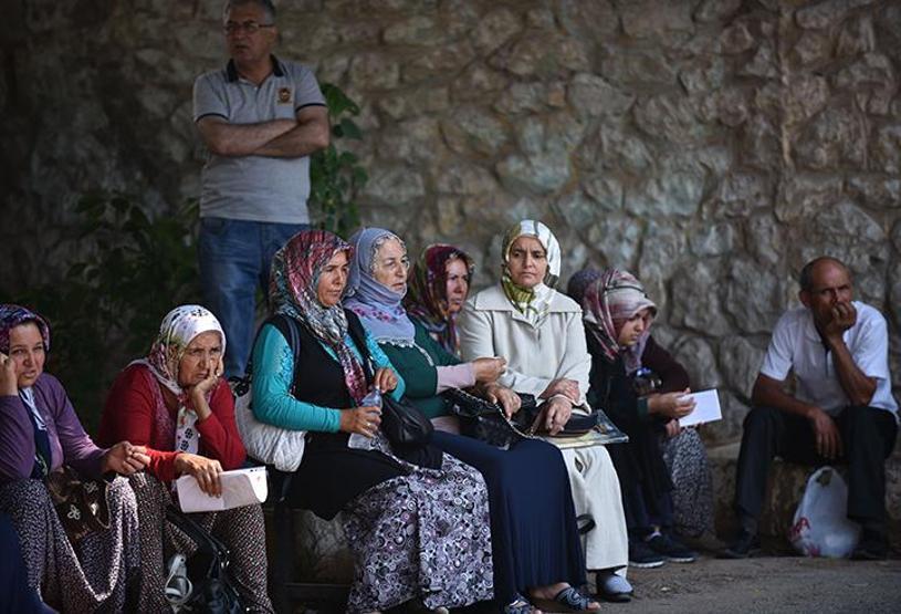 Öğrenciler içeride, veliler dışarıda terledi