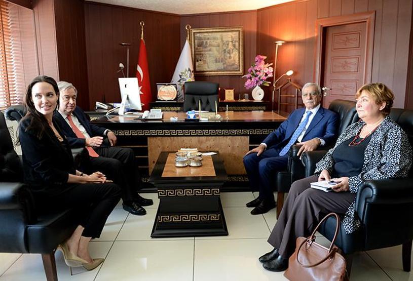 Angelina Jolieden Mardin Valiliği ve belediyesine ziyaret