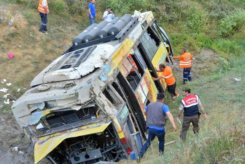 Belediye otobüsü şarampole yuvarlandı: 1 ölü, onlarca yaralı var