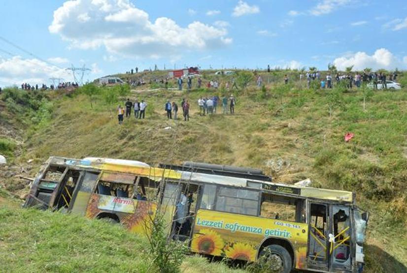 Belediye otobüsü şarampole yuvarlandı: 1 ölü, onlarca yaralı var