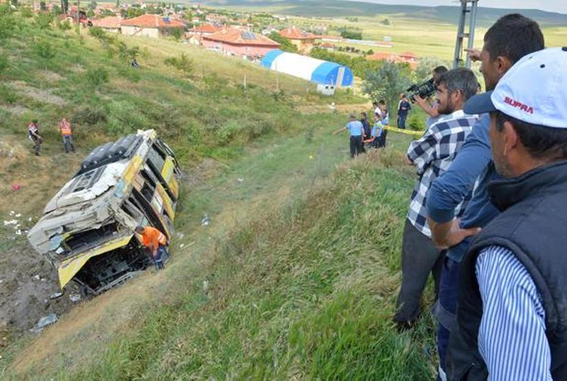 Belediye otobüsü şarampole yuvarlandı: 1 ölü, onlarca yaralı var