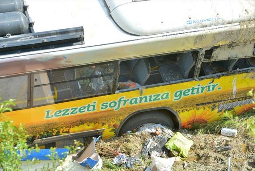 Belediye otobüsü şarampole yuvarlandı: 1 ölü, onlarca yaralı var