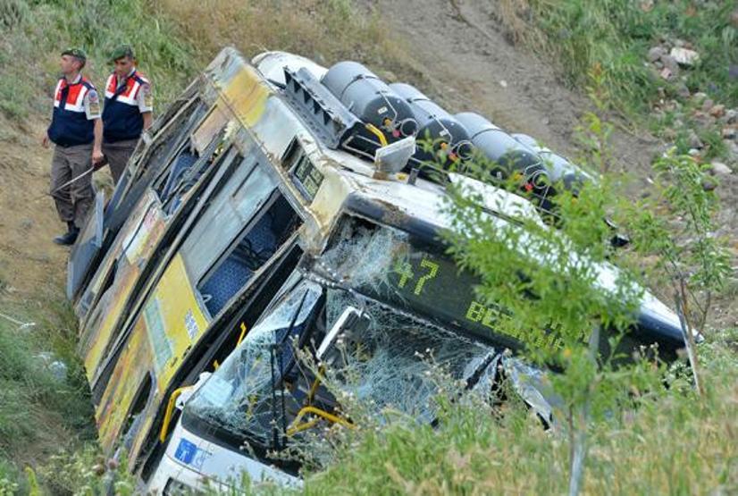 Belediye otobüsü şarampole yuvarlandı: 1 ölü, onlarca yaralı var