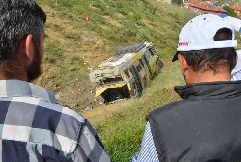 Belediye otobüsü şarampole yuvarlandı: 1 ölü, onlarca yaralı var