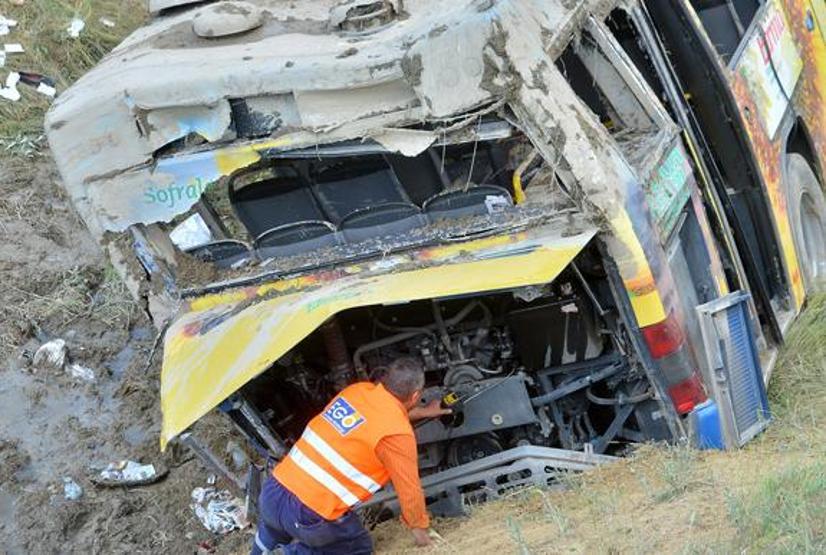 Belediye otobüsü şarampole yuvarlandı: 1 ölü, onlarca yaralı var