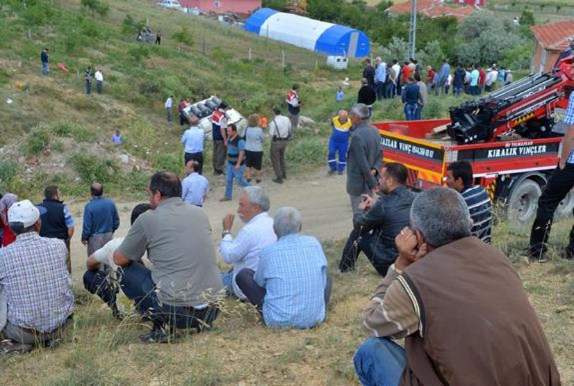 Belediye otobüsü şarampole yuvarlandı: 1 ölü, onlarca yaralı var