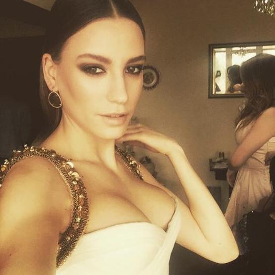 Serenay Sarıkaya evde direk dansı yapıyor