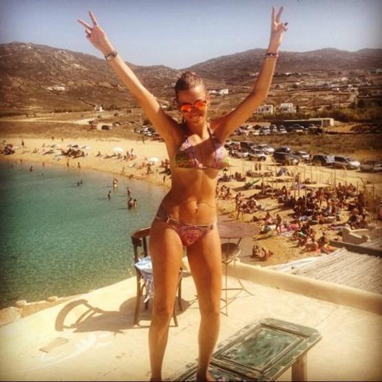 Serenay Sarıkaya evde direk dansı yapıyor
