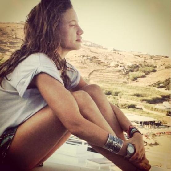 Serenay Sarıkaya evde direk dansı yapıyor