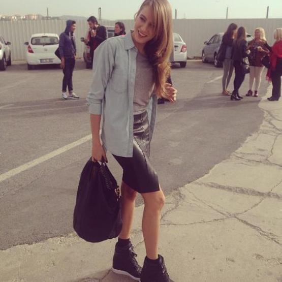 Serenay Sarıkaya evde direk dansı yapıyor