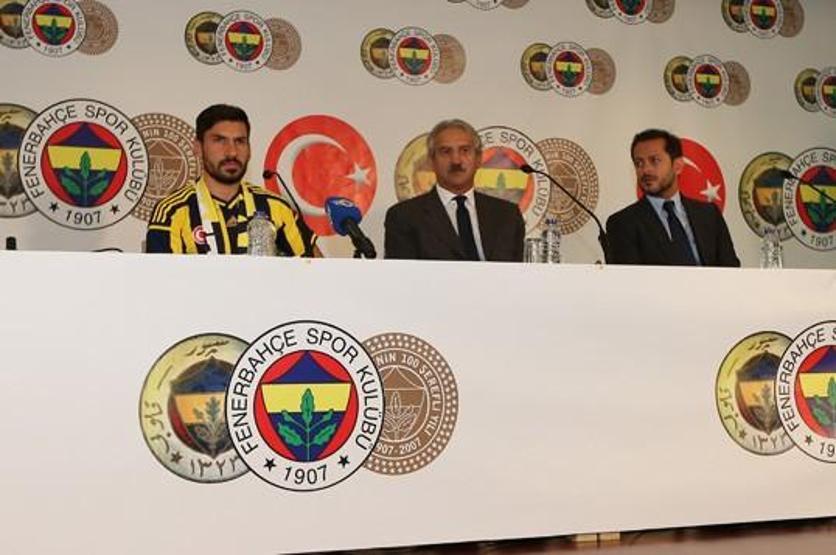 Şener Özbayraklı sözleşmeyi imzaladı