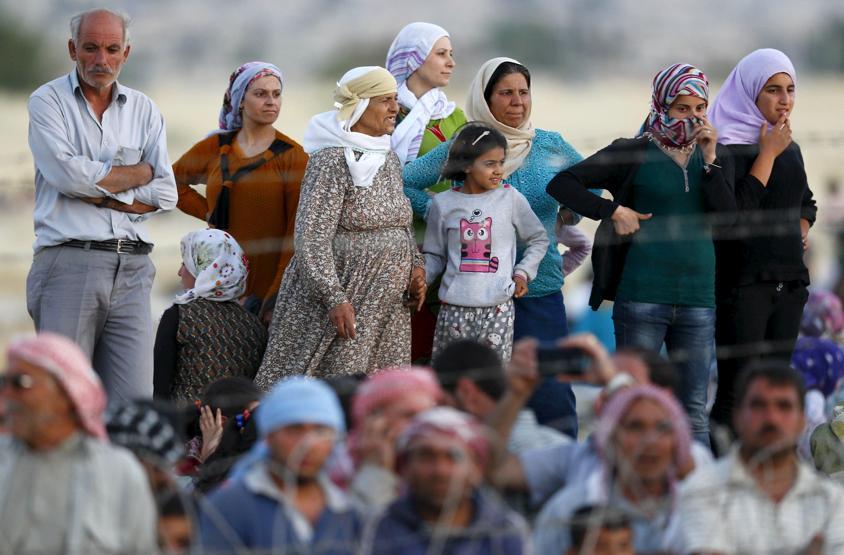 Kobaniden kaçan halkın Türkiye sınırında bekleyişi sürüyor