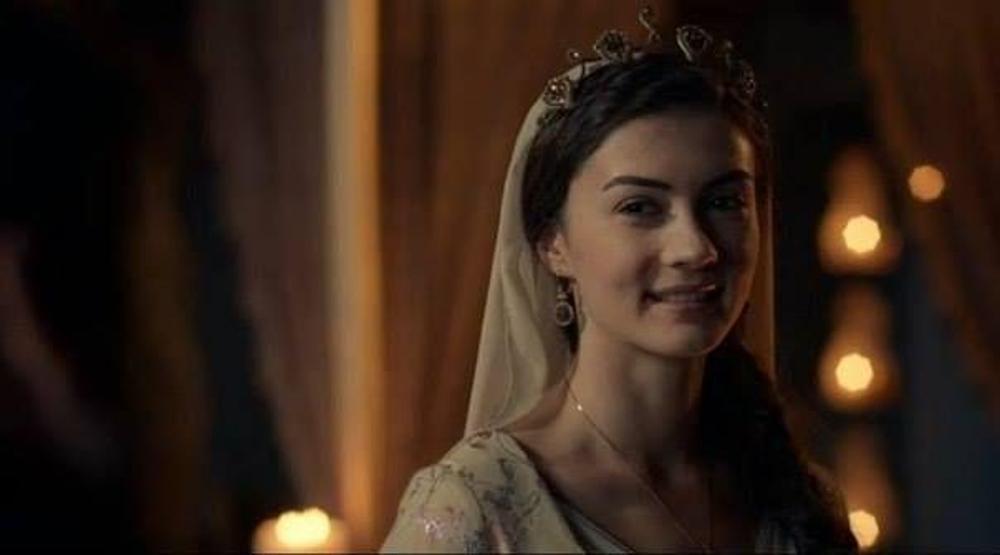 Hande Erçel kimdir