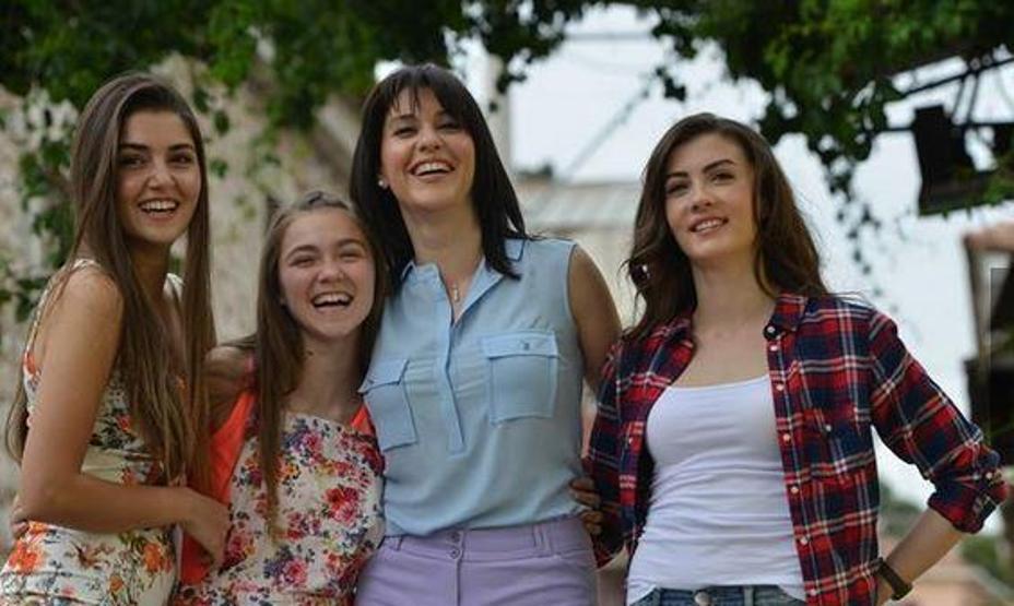 Hande Erçel kimdir