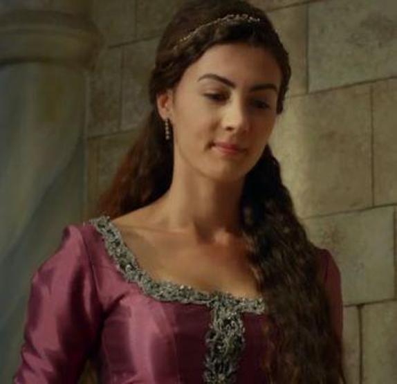 Hande Erçel kimdir