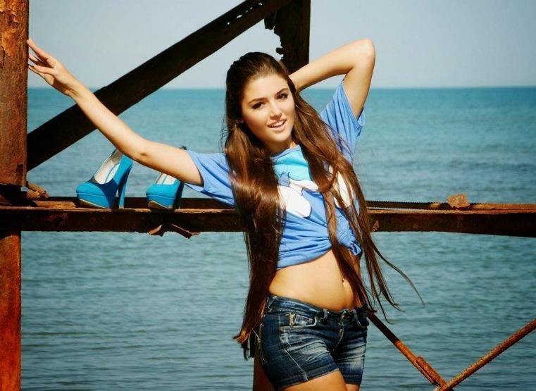 Hande Erçel kimdir