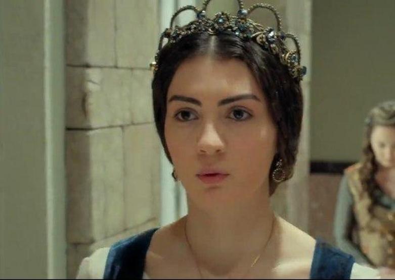 Hande Erçel kimdir